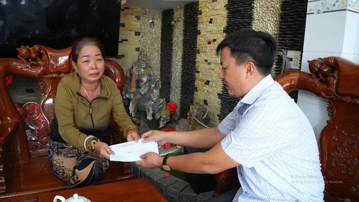  Lãnh đạo phường Hoài Nhơn Bắc thăm, động viên chủ tàu cá có tàu bị cháy. Ảnh: CTV 