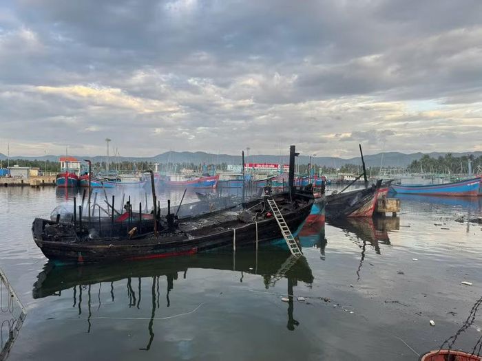  Vụ cháy tại cảng Tam Quan thiêu rụi hoàn toàn 6 tàu cá của ngư dân. Ảnh: CTV 