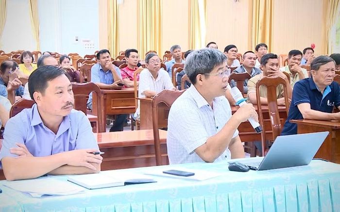 Đại diện chính quyền, cơ quan chuyên môn đề nghị các hộ chấp hành nghiêm quy định của pháp luật để hoạt động nuôi chim yến trên địa bàn phát triển ổn định, bền vững. Ảnh: M.P