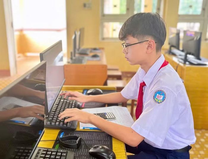  Tạ Quốc Kiệt theo đuổi đam mê Tin học. Ảnh: NVCC 
