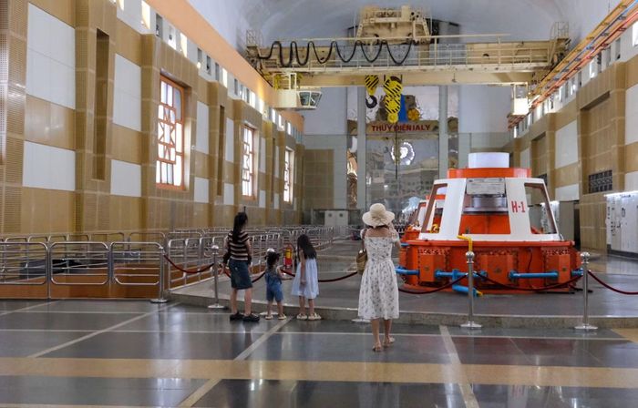  Hệ thống tổ máy phát điện và các buồng vận hành nằm kiên cố bên trong khối núi, nơi mỗi ngày tạo ra hàng triệu kWh điện phục vụ đất nước. Ảnh: Hoàng Ngọc 