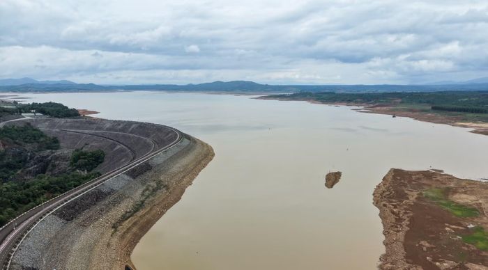  Chiều dài của đập dâng trên 1.142m với khung cảnh tuyệt đẹp, một bên là "dòng sông ánh sáng", một bên là núi rừng hùng vĩ. Ảnh: Hoàng Ngọc 