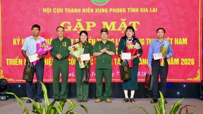 Trao kỷ niệm chương của Trung ương Hội Cựu TNXP Việt Nam cho các cán bộ lãnh đạo tỉnh và hội viên tiêu biểu. Ảnh: Bình Dương