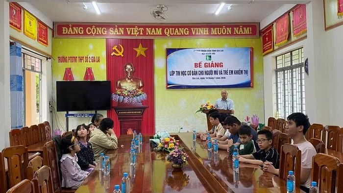 Quang cảnh lễ bế giảng. Ảnh: Sơn Ca