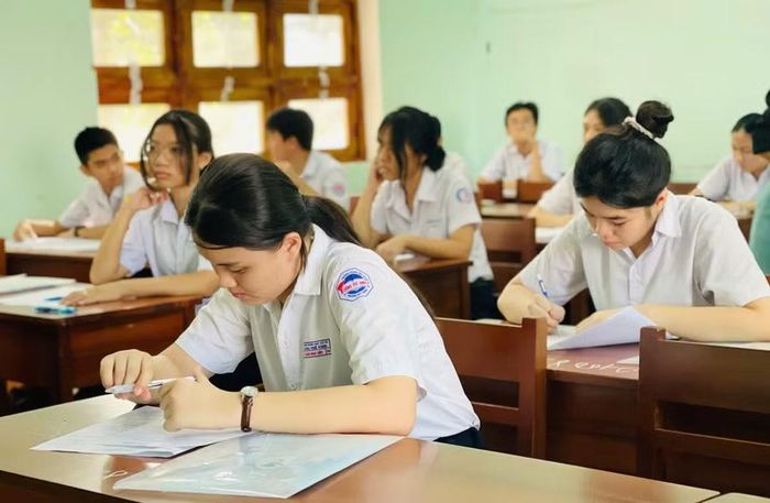 Các trường THPT công lập công khai danh sách thí sinh trúng tuyển tạm thời theo đúng quy định. Ảnh: Trần Dung