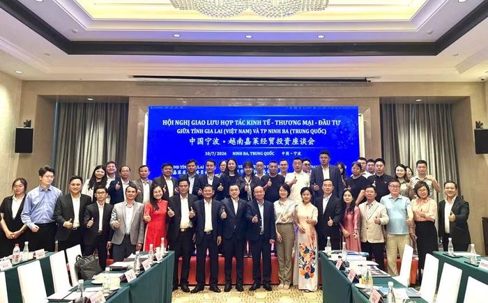 Lãnh đạo tỉnh Gia Lai chụp hình lưu niệm với cộng đồng doanh nghiệp tại TP. Ninh Ba. Ảnh: Đoàn Bình