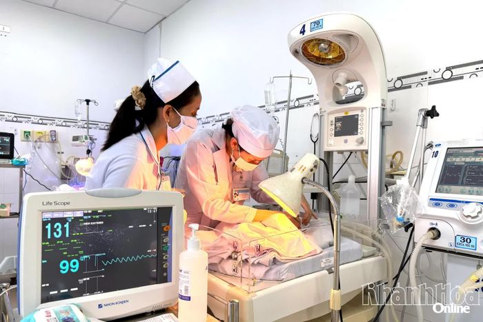 Chăm sóc trẻ sơ sinh tại Bệnh viện Đa khoa Ninh Thuận.