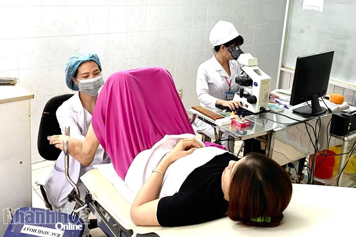 Khám sức khỏe sinh sản cho phụ nữ tại Khoa Chăm sóc sức khỏe sinh sản.