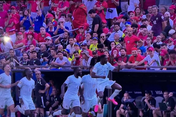 Pha ăn mừng bàn thắng của Ousmane Dembele nâng tỷ số lên 2-0 cho tuyển Pháp