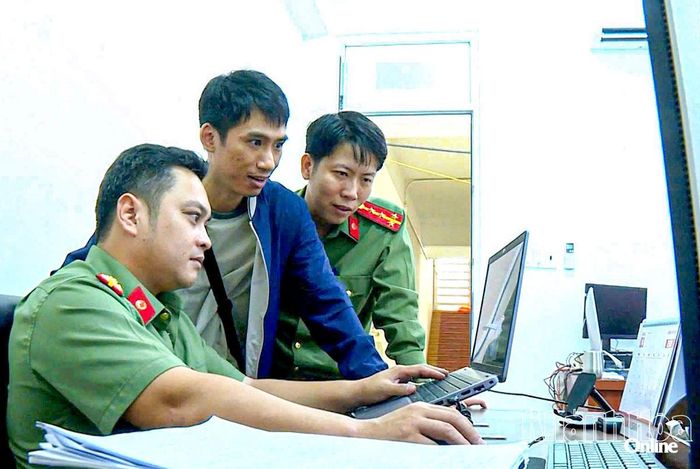Cán bộ, chiến sĩ Phòng An ninh mạng và phòng, chống tội phạm sử dụng công nghệ cao lần theo dấu vết tội phạm trên không gian mạng.