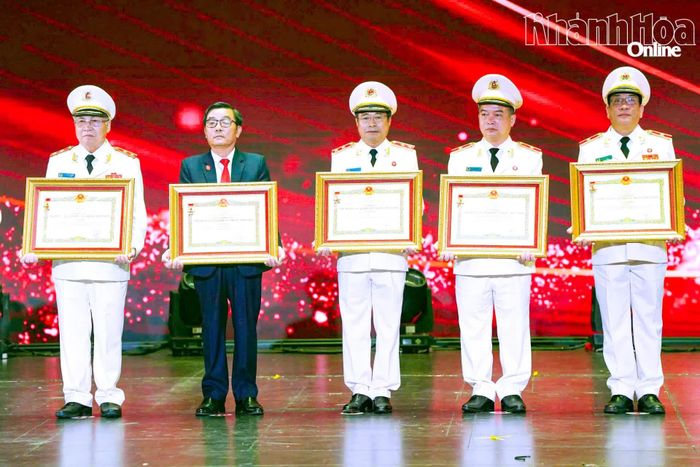 Công an tỉnh Khánh Hòa vinh dự nhận danh hiệu Anh hùng Lực lượng vũ trang nhân dân nhân Kỷ niệm 80 năm Ngày truyền thống lực lượng Công an nhân dân.