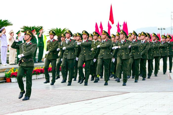 Lực lượng An ninh nhân dân Công an Khánh Hòa tham gia duyệt đội ngũ tại Lễ thượng cờ kỷ niệm 100 năm xây dựng và phát triển Nha Trang.