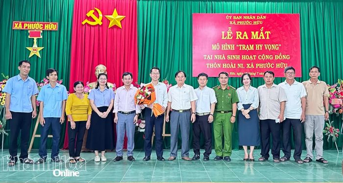 Lãnh đạo Đảng ủy xã Phước Hữu tặng hoa chúc mừng Ban Chỉ đạo mô hình.