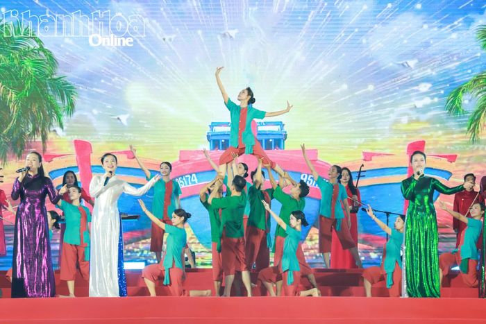 Các ca sĩ của Nhà hát Nghệ thuật truyền thống tỉnh thể hiện ca khúc về quê hương Khánh Hòa trong một chương trình nghệ thuật.