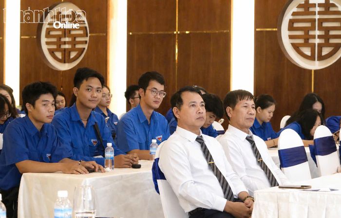 Các đại biểu và đoàn viên, thanh niên tham gia lễ mít tinh.