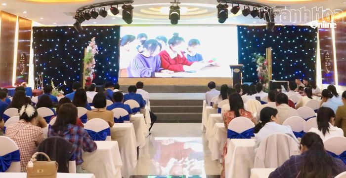 Các đại biểu cập nhật tình hình dân số ở tỉnh tại lễ mít tinh.