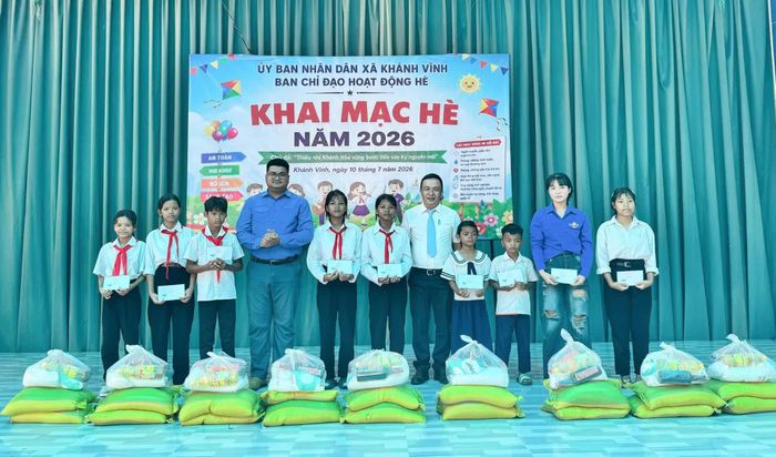 Trao quà cho các em thiếu nhi có hoàn cảnh khó khăn trên địa bàn xã. Ảnh: PHÙNG QUỲNH.