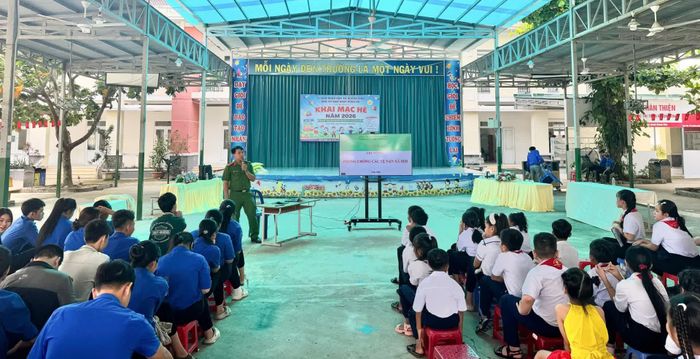 Công an xã tuyên truyền chuyên đề về phòng, chống các tệ nạn xã hội. Ảnh: PHÙNG QUỲNH.