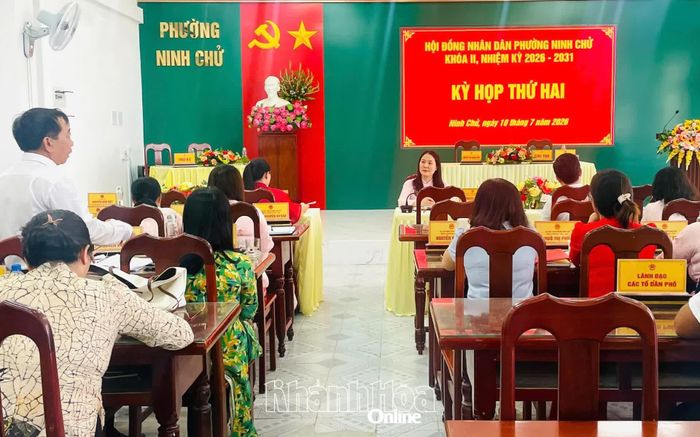 Các đại biểu thảo luận, cho ý kiến các báo cáo, tờ trình tại kỳ họp.