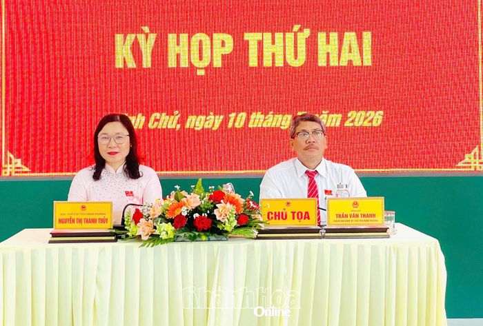 Thường trực HĐND phường Ninh Chử chủ tọa kỳ họp.