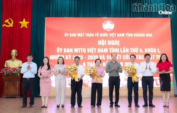 Các đồng chí trong Ban Thường trực Ủy ban MTTQ Việt Nam tỉnh tặng hoa chúc mừng các ông, bà vừa được hiệp thương.