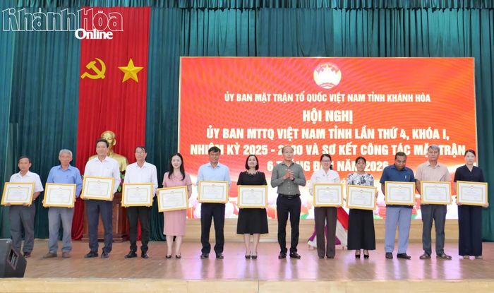 Đồng chí Nguyễn Khắc Hà trao bằng khen cho các tập thể và cá nhân.