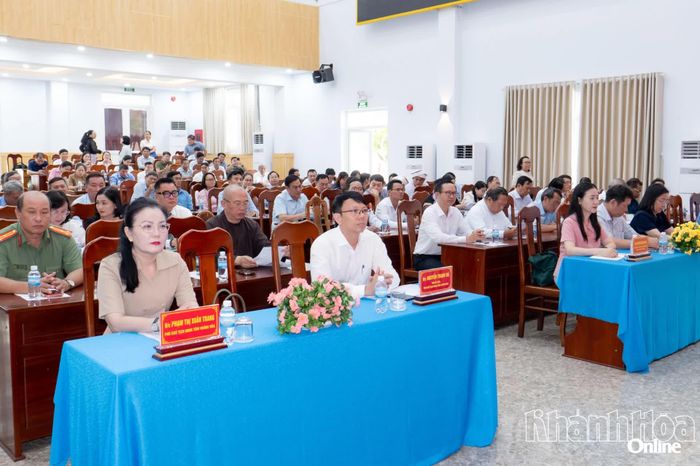 Các đại biểu tham dự hội nghị.