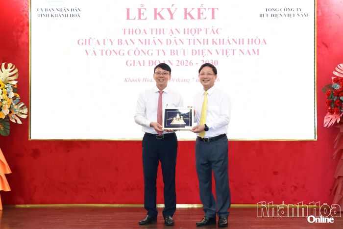 Đồng chí Nguyễn Thanh Hà tặng quà lưu niệm cho ông Chu Quang Hào.
