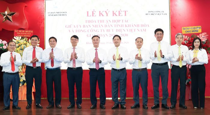 Lãnh đạo UBND tỉnh Khánh Hòa và Tổng Công ty Bưu điện Việt Nam chụp hình lưu niệm.