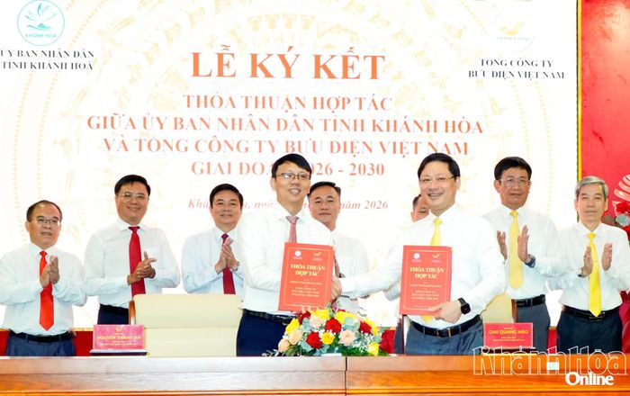 Đồng chí Nguyễn Thanh Hà và ông Chu Quang Hào trao bản ký kết thỏa thuận hợp tác.