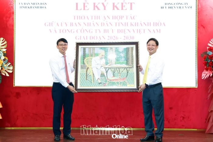 Ông Chu Quang Hào tặng quà lưu niệm cho đồng chí Nguyễn Thanh Hà.