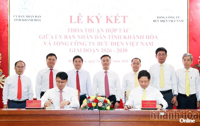 Chủ tịch UBND tỉnh Nguyễn Việt Hùng cùng các đại biểu chứng kiến lễ ký kết hợp tác giữa UBND tỉnh Khánh Hòa và Tổng Công ty Bưu điện Việt Nam. 