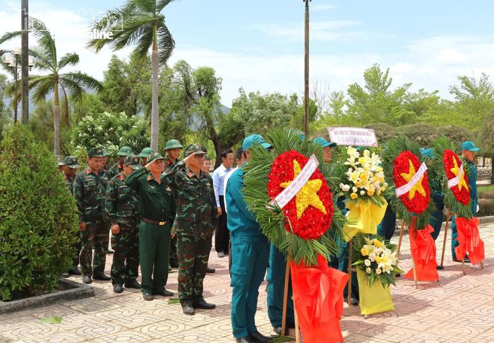 Các đại biểu mặc niệm tưởng nhớ công lao của các anh hùng liệt sĩ.