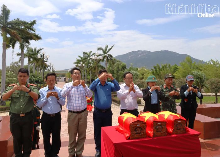 Các đại biểu dâng hoa, dâng hương tưởng nhớ anh linh các anh hùng liệt sĩ.