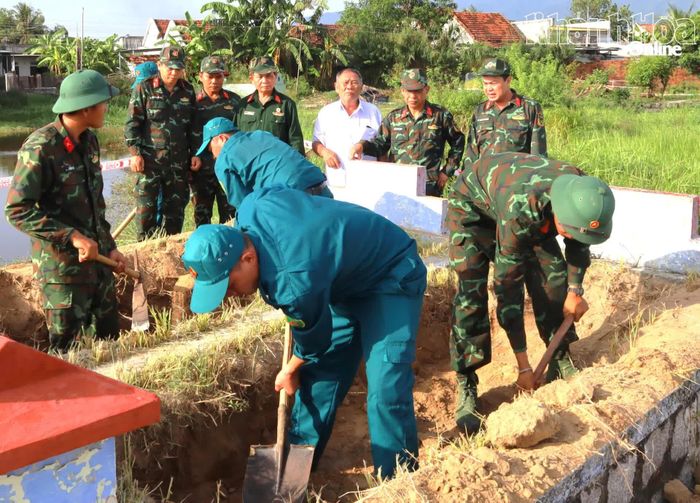 Các lực lượng tiến hành cất bốc hài cốt liệt sĩ.
