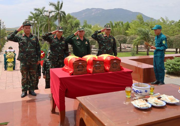 Các đại biểu dâng hoa, dâng hương tưởng nhớ anh linh các anh hùng liệt sĩ.