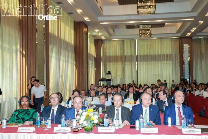 Tiến sĩ Bader Almatrooshi (bìa phải) tham dự Hội nghị Du lịch Halal Việt Nam với chủ đề “Việt Nam - Điểm hẹn mới của du lịch Halal”.
