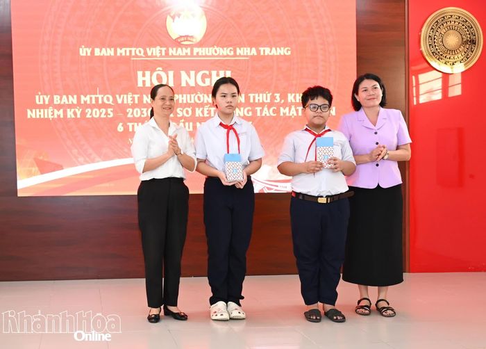 Lãnh đạo HĐND, Ủy ban MTTQ Việt Nam phường trao quà cho 2 học sinh.
