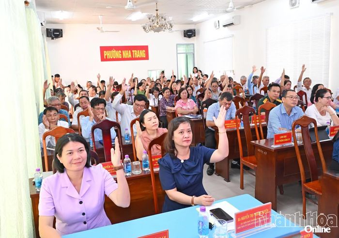 Các đại biểu biểu quyết cho thôi Ủy viên Ủy ban MTTQ Việt Nam phường đối với 24 vị.