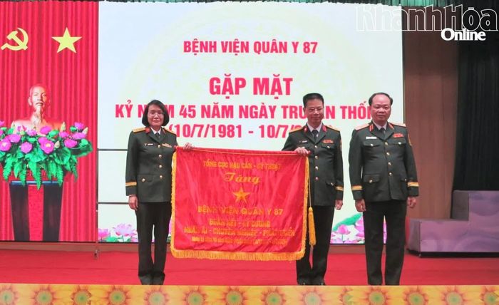 Thiếu tướng Đinh Huy Chung tặng cờ lưu niệm truyền thống cho lãnh đạo Bệnh viện Quân y 87.