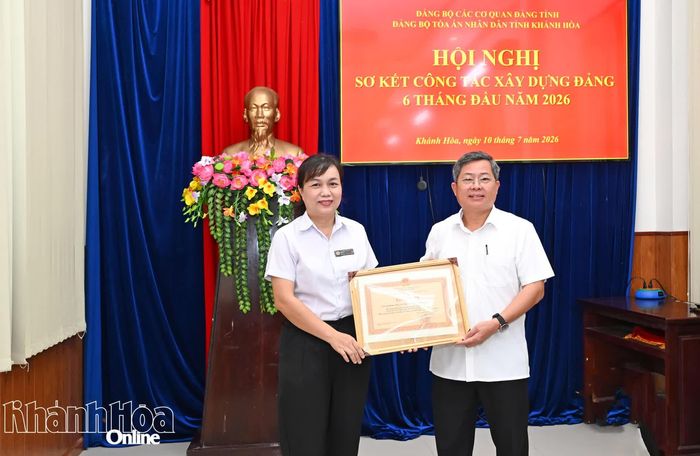 Lãnh đạo Tòa án nhân dân tỉnh trao bằng khen cho đại diện Văn phòng Tòa án nhân dân tỉnh.