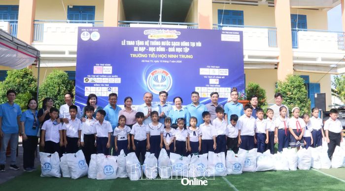 Trao các suất quà học tập cho học sinh.