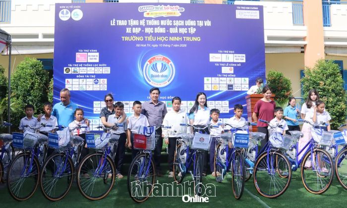 Lãnh đạo Hội Liên hiệp Phụ nữ tỉnh cùng địa phương, các nhà tài trợ tặng xe đạp cho các học sinh.