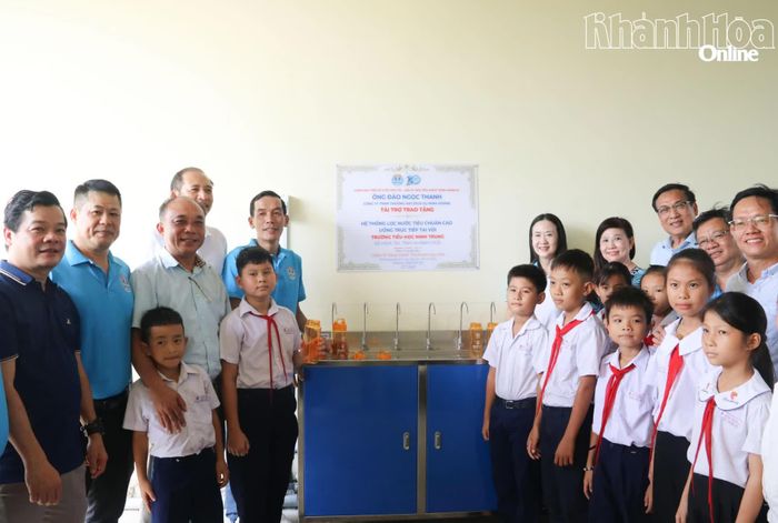 Ban tổ chức tặng hệ thống lọc nước sạch uống tại vòi cho Trường Tiểu học Ninh Trung.