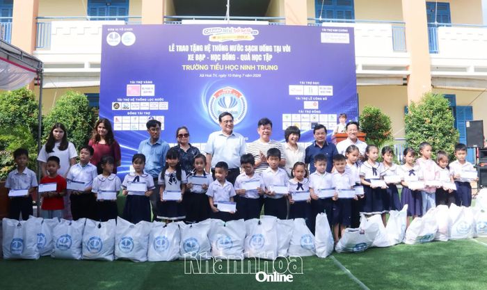 Lãnh đạo Hội Bảo trợ người khuyết tật, bệnh nhân nghèo và quyền trẻ em tỉnh cùng Câu lạc bộ Doanh nhân Khánh Hòa - Sài Gòn, mạnh thường quân tặng học bổng cho học sinh.