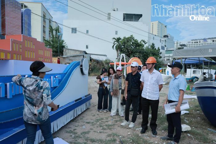 Đồng chí Nguyễn Long Biên kiểm tra công tác thi công các xe hoa.