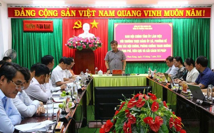 Quang cảnh buổi làm việc.