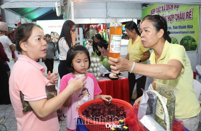 Người dân tìm hiểu về sản phẩm.