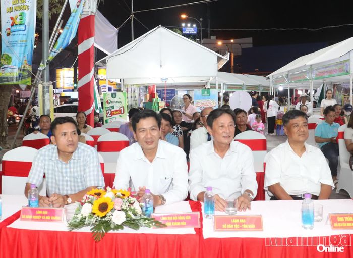 Các đại biểu tham dự khai mạc phiên chợ.