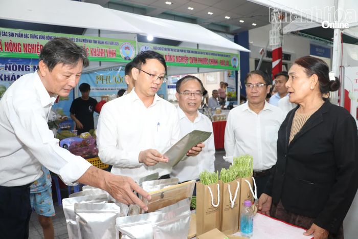 Các đại biểu tham quan gian hàng.
